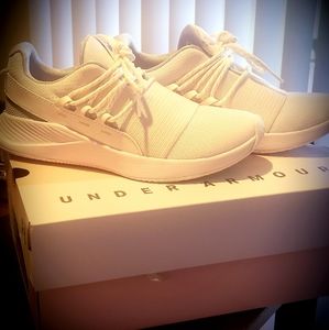 Stylish White cross-training shoes